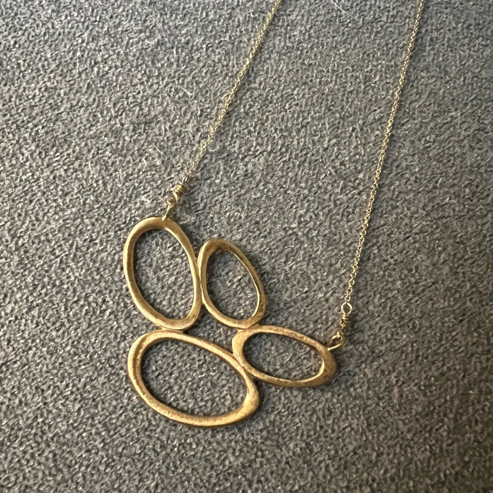 Elegant Gold Oval Pendant Necklace
